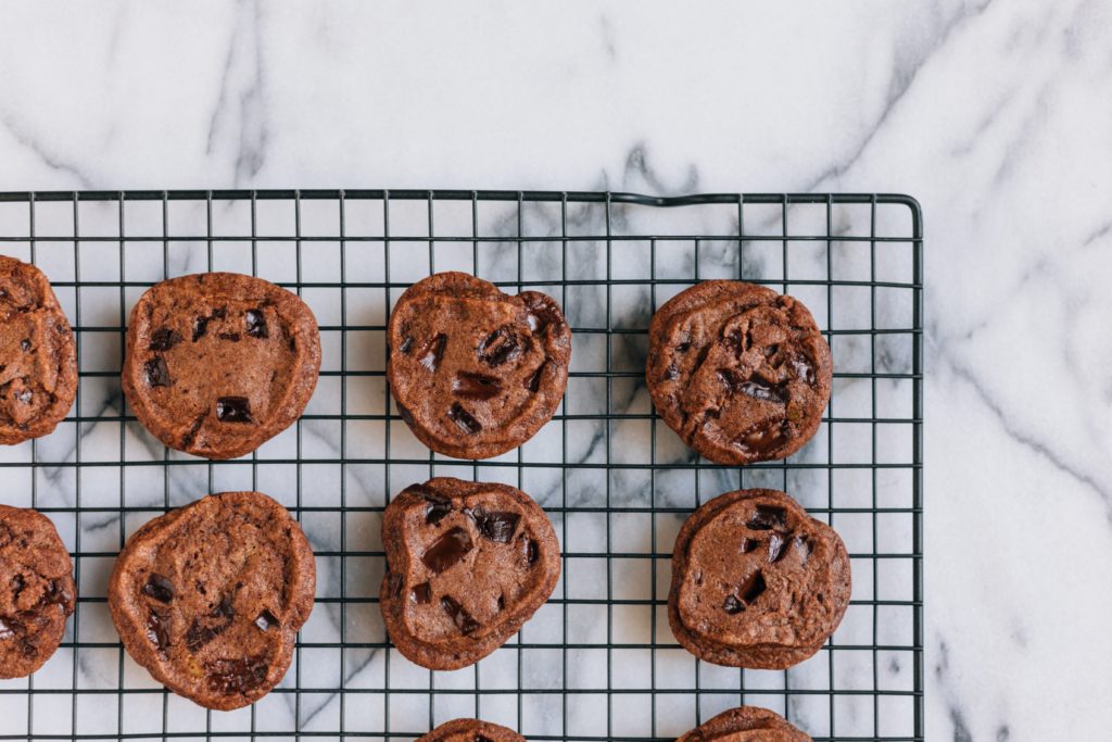 A batch of cookies after coming out of the oven